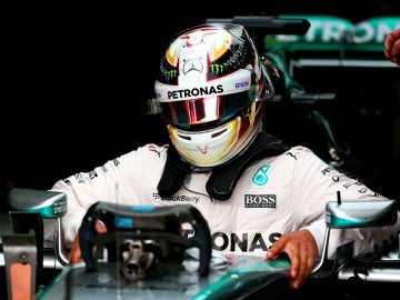 Lewis Hamilton en el box de Mercedes 