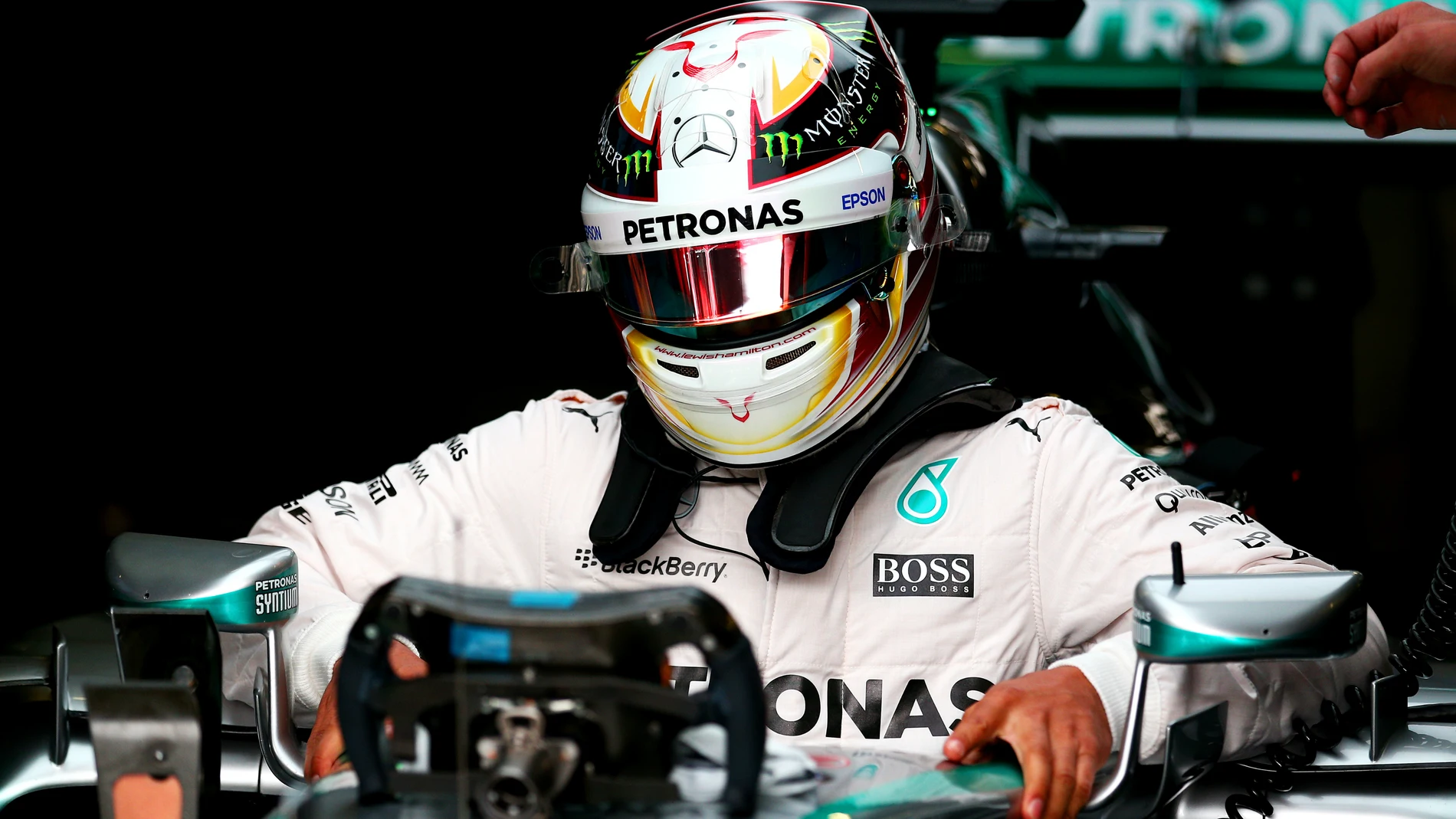 Lewis Hamilton en el box de Mercedes 