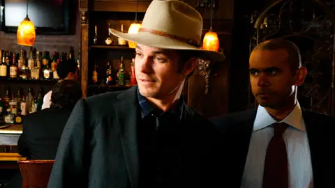 Raylan, interrogado por el FBI Raylan, interrogado por el FBI