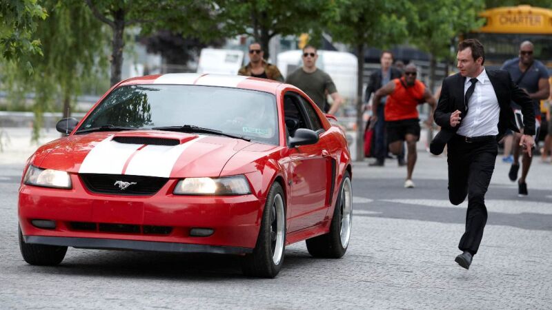 Frank transporta una bomba a París y ha de impedir que se use en un atentado