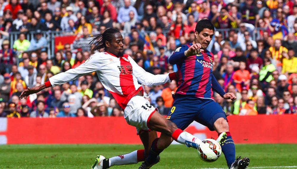 Luis Suárez, ante Abdoulaye Ba