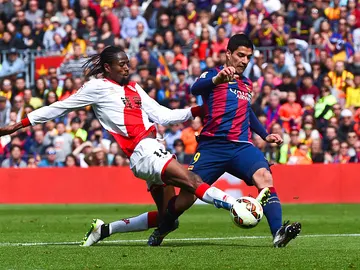 Luis Suárez, ante Abdoulaye Ba Luis Suárez, ante Abdoulaye Ba