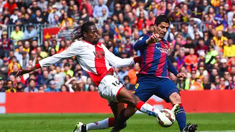 Luis Suárez, ante Abdoulaye Ba Luis Suárez, ante el Rayo Vallecano