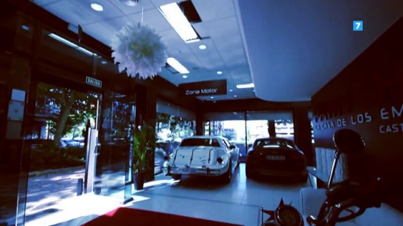 Una Harley Davidson y un lujoso coche inspirado en los de la década de los 20