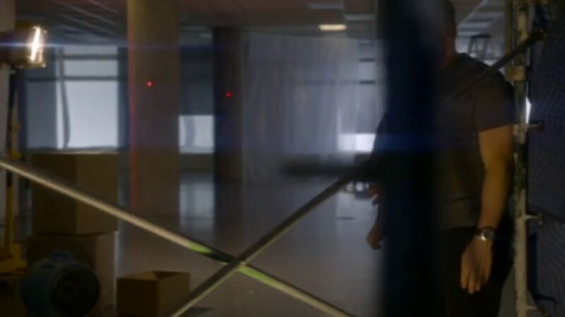 Chance se infiltra en un edificio para salvar la vida de un diseñador