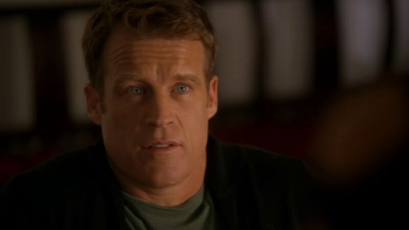 Chance pide ayuda a la agente Emma para atrapar a un criminal