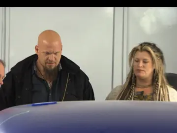 Jeff se enfrenta al jefe del taller  Jeff se enfrenta al jefe del taller