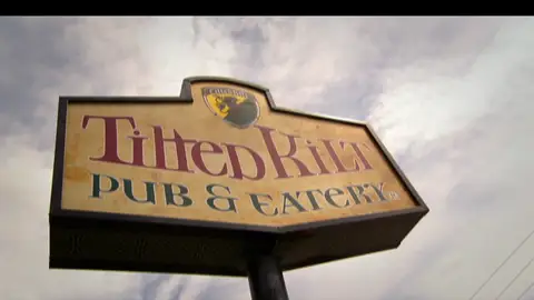 El presidente de una cadena de restaurantes de temática celta se infiltra en su negocio El presidente de una cadena de restaurantes de temática celta se infiltra en su negocio