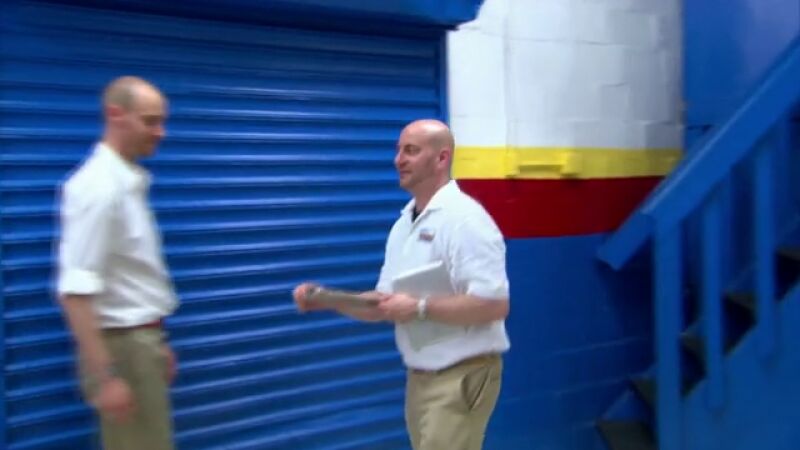 Marcus aprieta las tuercas al dueño del negocio de coches