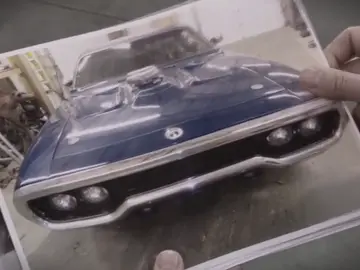 Frame 3.637939 de: Un Road Runner de los 70 enfrenta a Mike y Roli Frame 3.637939 de: Un Road Runner de los 70 enfrenta a Mike y Roli