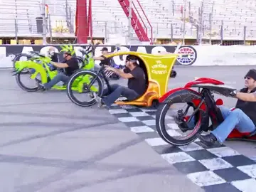 Frame 20.636402 de: Una inolvidable carrera de triciclos locos Frame 20.636402 de: Una inolvidable carrera de triciclos locos