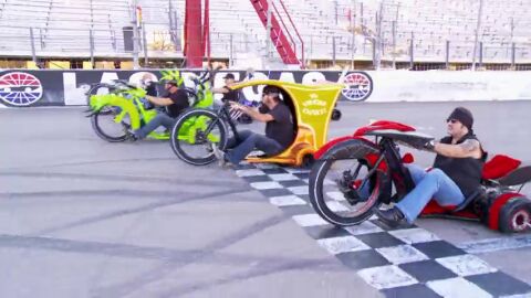 Frame 20.636402 de: Una inolvidable carrera de triciclos locos
