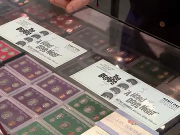 Frame 21.170152 de: Rick adquiere una entradas únicas para una película de los Beatles Frame 21.170152 de: Rick adquiere una entradas únicas para una película de los Beatles