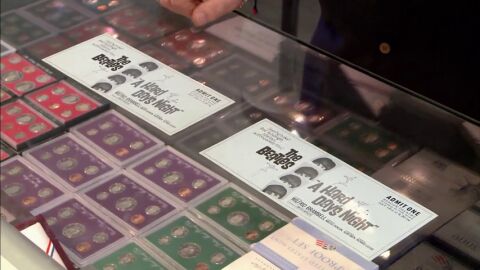 Frame 21.170152 de: Rick adquiere una entradas &uacute;nicas para una pel&iacute;cula de los Beatles