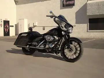 Frame 14.021183 de: Una antigua Harley Davison policía transformada en una moto elegante Frame 14.021183 de: Una antigua Harley Davison policía transformada en una moto elegante