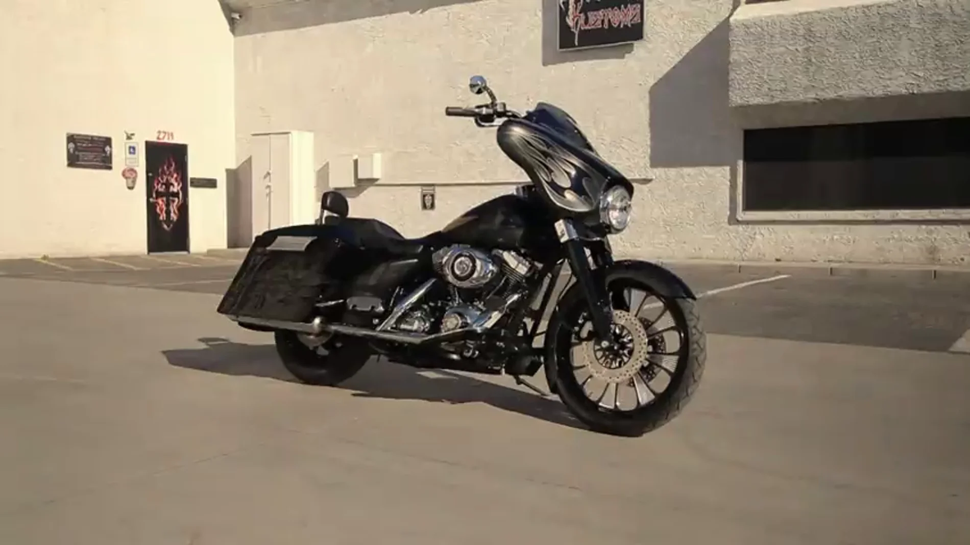 Frame 14.021183 de: Una antigua Harley Davison policía transformada en una moto elegante