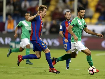 Rakitic trata de recuperar un balón Rakitic trata de recuperar un balón