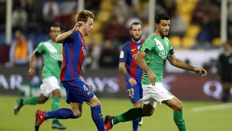 Rakitic trata de recuperar un balón Rakitic trata de recuperar un balón