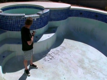 Frame 55.485805 de: Scott se encuentra con la piscina destrozada