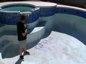 Frame 55.485805 de: Scott se encuentra con la piscina destrozada Frame 55.485805 de: Scott se encuentra con la piscina destrozada