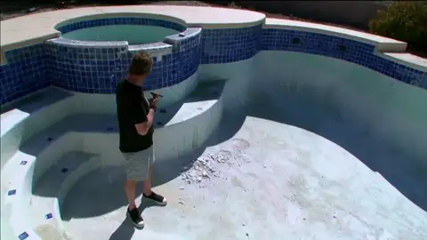 Frame 55.485805 de: Scott se encuentra con la piscina destrozada Frame 55.485805 de: Scott se encuentra con la piscina destrozada