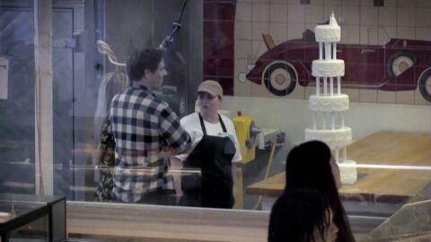 Frame 0.0 de: Una empleada tira una tarta a su cliente