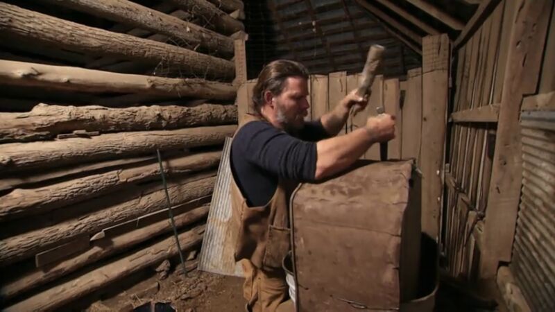Jason construye un lugar idóneo donde trabajar el metal