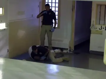 Frame 22.9831 de: Trifulca el primer día de trabajo en la prisión de Nuevo México Frame 22.9831 de: Trifulca el primer día de trabajo en la prisión de Nuevo México