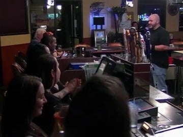 Un encargado vende su propia bebida en el bar de otro