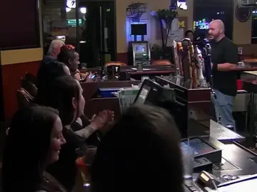 Un encargado vende su propia bebida en el bar de otro Un encargado vende su propia bebida en el bar de otro