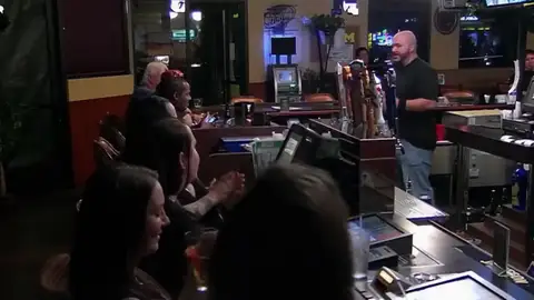 Un encargado vende su propia bebida en el bar de otro Un encargado vende su propia bebida en el bar de otro