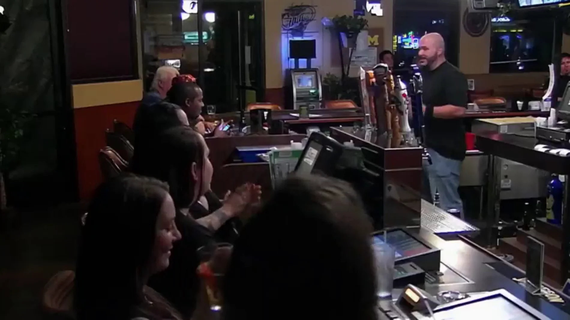 Un encargado vende su propia bebida en el bar de otro