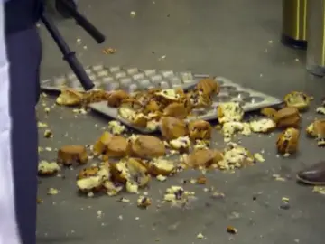 Los trillizos se cuelan en una tienda de electrodomésticos para hacer sus magdalenas Los trillizos se cuelan en una tienda de electrodomésticos para hacer sus magdalenas