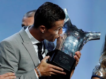 Cristiano Ronaldo con el Trofeo a mejor jugador