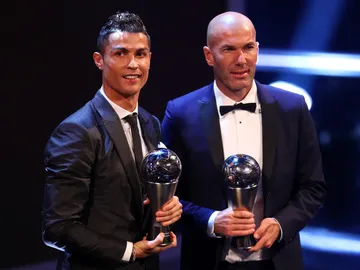 Cristiano Ronaldo y Zidane posan con sus premios The Best Cristiano Ronaldo y Zidane posan con sus premios The Best