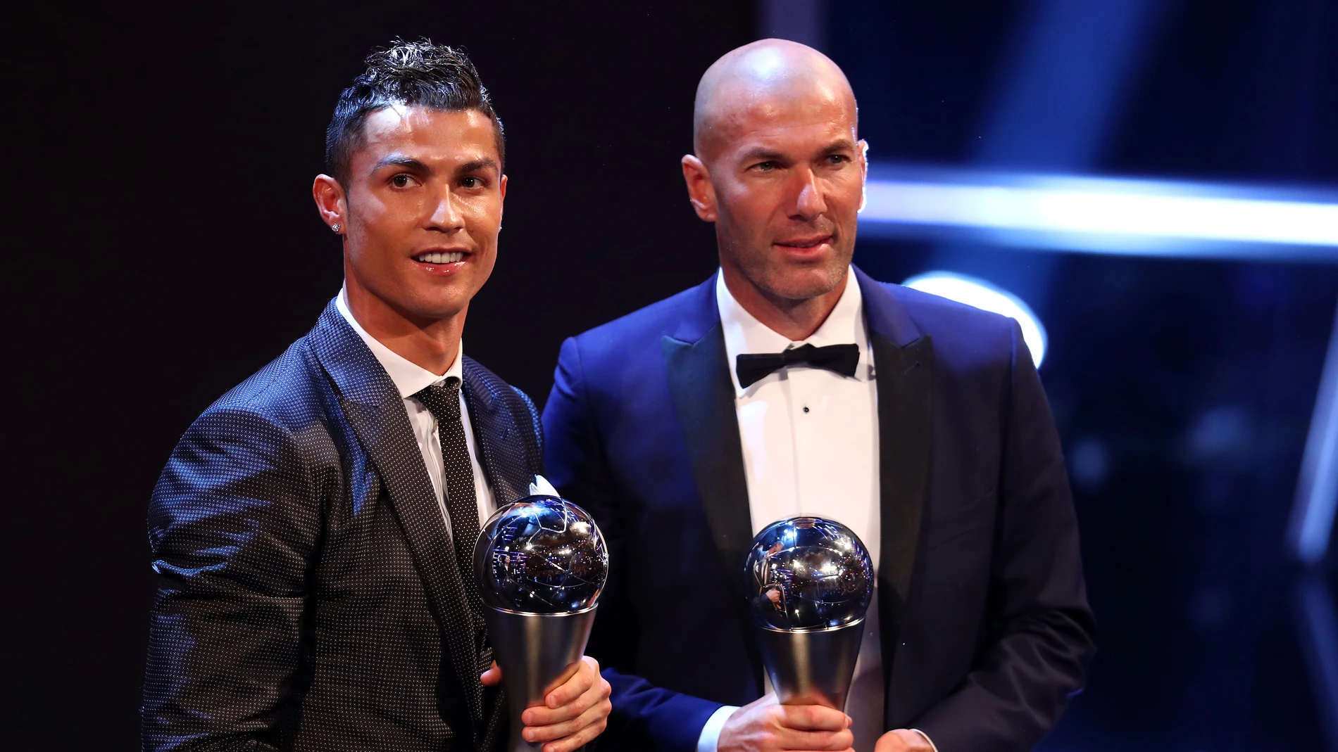 Cristiano Ronaldo y Zidane posan con sus premios The Best
