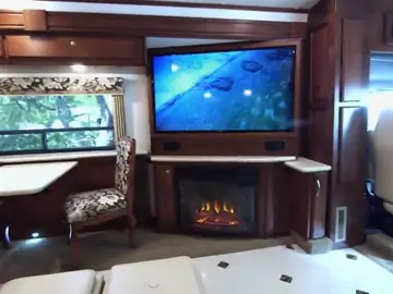 Suelos de mármol y pantalla de televisión plana para esta supercaravana Suelos de mármol y pantalla de televisión plana para esta supercaravana