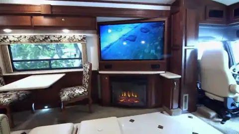 Suelos de mármol y pantalla de televisión plana para esta supercaravana Suelos de mármol y pantalla de televisión plana para esta supercaravana