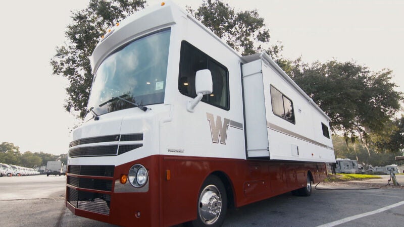 Una supercaravana de aire retro para un grupo de música de los años 50