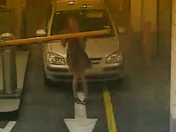 Salen de parking levantando la barrera, así de fácil Salen de parking levantando la barrera, así de fácil