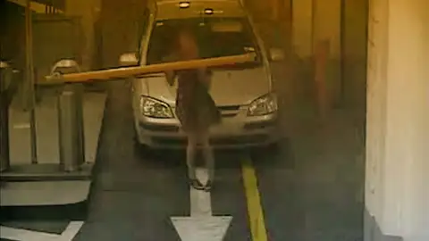 Salen de parking levantando la barrera, así de fácil Salen de parking levantando la barrera, así de fácil