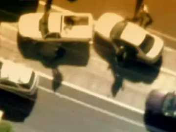 Un agente atrapado durante la angustiosa persecución de un delincuente Un agente atrapado durante la angustiosa persecución de un delincuente