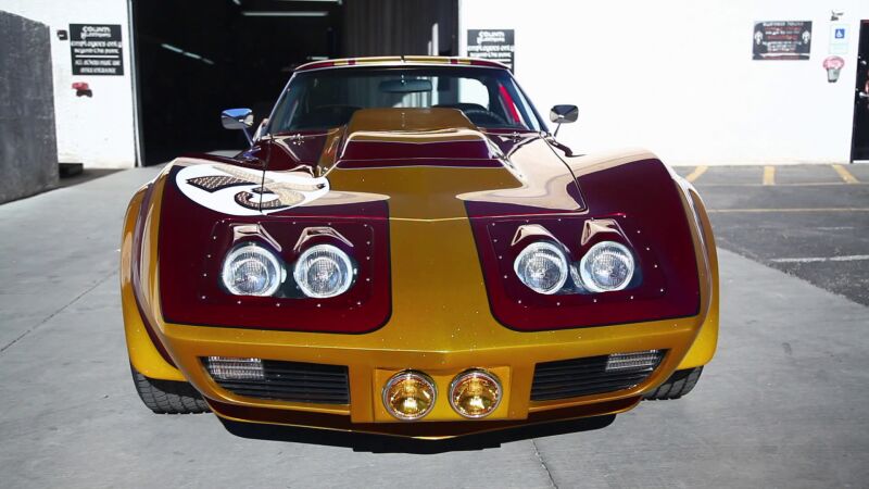 Corvette del 75 de ensueño por el aniversario de Carl's Junior