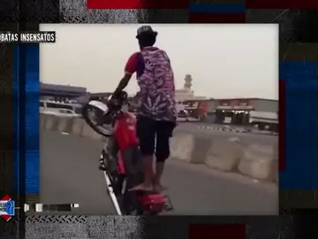 Un acróbata sobre la moto Un acróbata sobre la moto