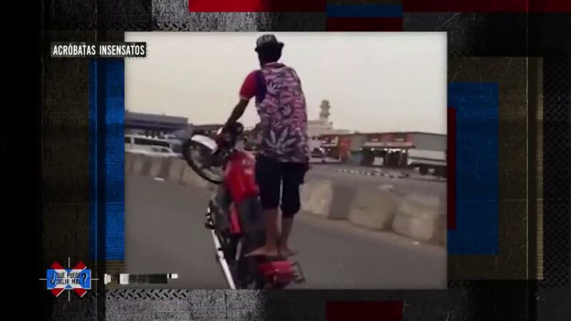 Un acróbata sobre la moto que termina muy mal