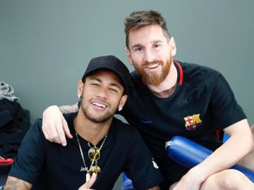 Neymar y Messi posan juntos