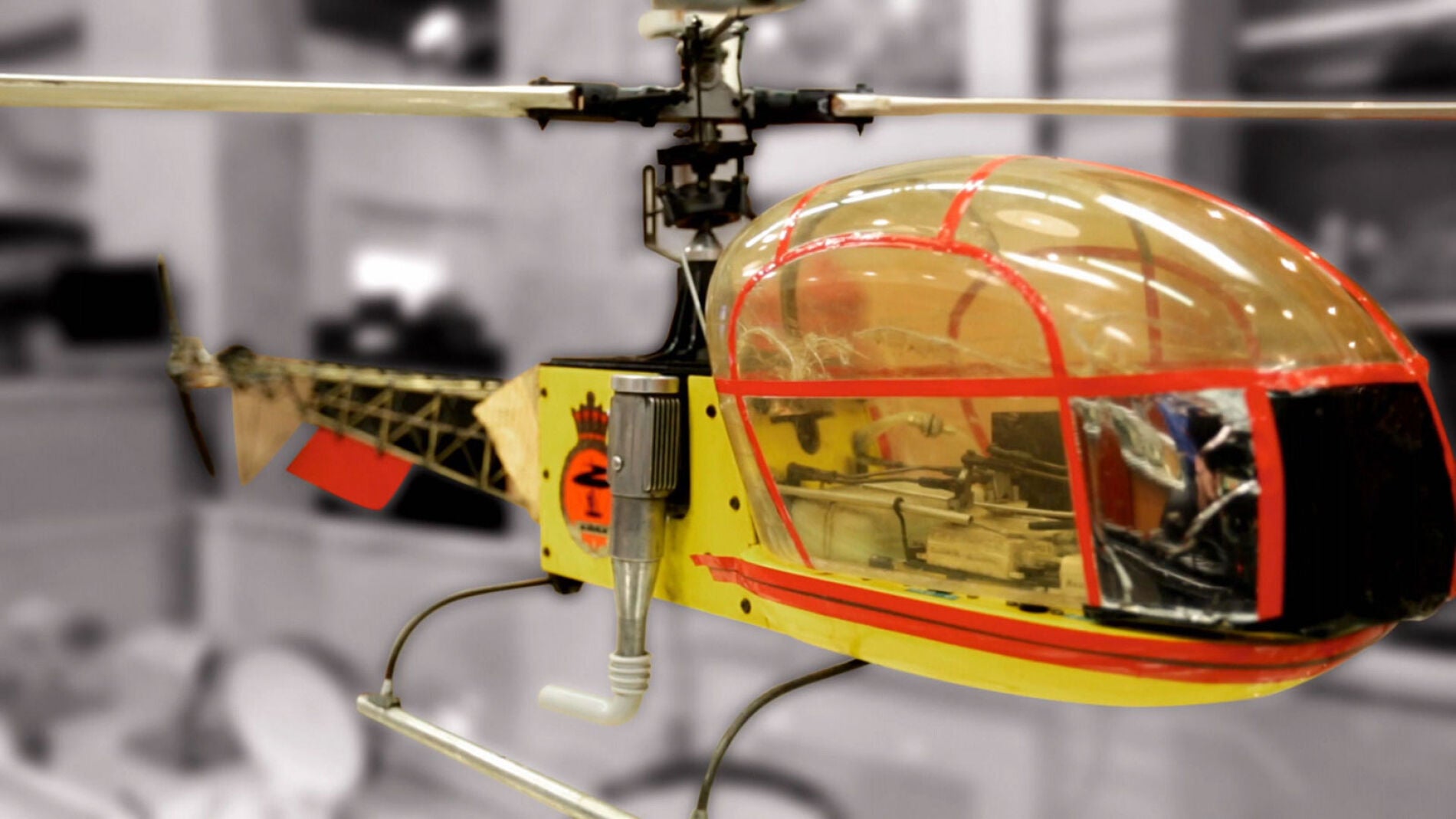 En la decada de los 70 se construyeron los primeros helicopteros teledirigidos