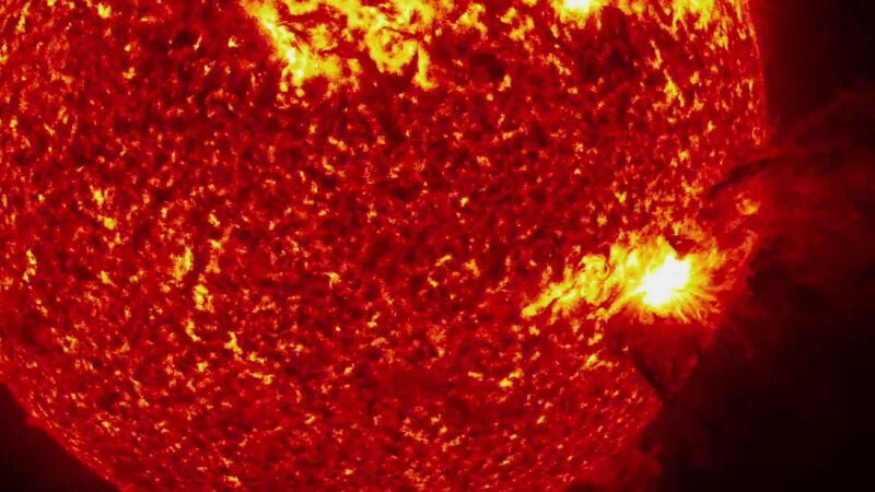 Una fuerte erupción solar dejaría a la tierra sin electricidad ¿Sobreviviremos?