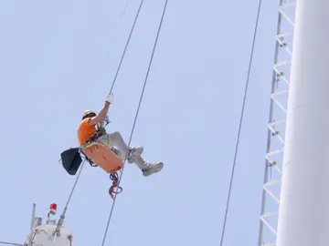 El jefe de ARAKE deja las oficinas y se sube a una torre de balizamiento de mucha altura El jefe de ARAKE deja las oficinas y se sube a una torre de balizamiento de mucha altura