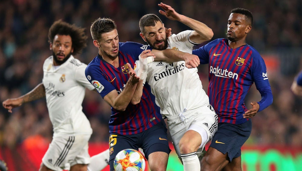 Momento de un Clásico entre Real Madrid y Barcelona